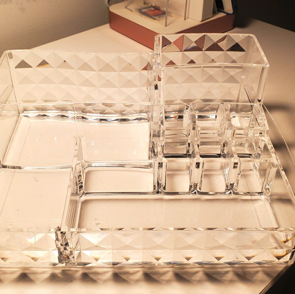 Cosmetic organizer